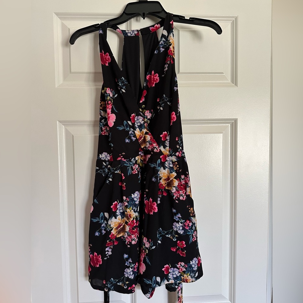 Express Women’s floral romper. Size 4